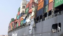 Kolize gigantů: Dvě obří nákladní lodě se srazily v přístavu!