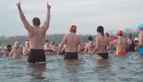 V Bohumíně se na Nový rok koupala stovka otužilců. Akci ohrozily splašky