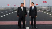Kim se po zvěstech o smrti nečekaně objevil na veřejnosti. Odcestoval z KLDR