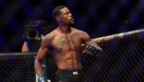UFC zápasník s kamarádem zneškodnili muže, který střílel v plné restauraci