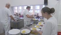 Tripartita jednala o platech nepedagogů. Řešením by mohla být zaručená mzda