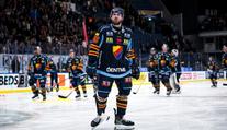 Kousanec ve švédské lize. Postižený hokejista po excesu soupeře i krvácel
