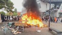 Ve Francii sílí studentské protesty. Policie hlásí stovky zraněných