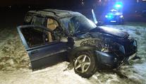 Opilý řidič rozbil terénní auto o strom a zraněný v něm usnul
