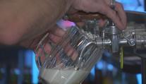 Studentky univerzity v Olomouci vaří vlastní pivo. Má růžovou barvu