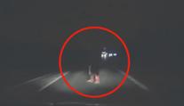 Muž vešel na silnici přímo před auto. Řidič už nedokázal zastavit