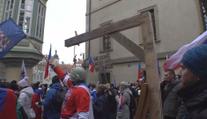 Demonstranti vyhrožovali politikům před Sněmovnou, přinesli i šibenici s oprátkou