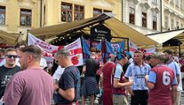 Fanoušci Kladivářů vzali Prahu útokem. V centru jsou potyčky, cílem je i pivo