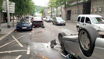 Auto po srážce skončilo v zaparkovaných vozech, druhé na střeše!