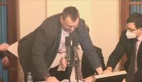 Nadávky i flákanec. Jednání ve Sněmovně byla drsná i dříve