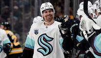 Hráč NHL zachránil skatepark v rodném městě. Za odměnu mu byl vyvěšen dres