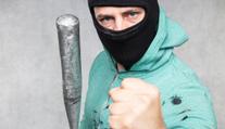 Šokující útok ve večerce: Prodavačka se bránila, muž ji zmlátil pálkou