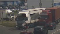 Ostrava: Cyklista vybržďoval kamion! Nebezpečný manévr zachytila kamera