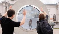 V Litvě postavili "hvězdnou bránu". Portál funguje jako okno do Polska