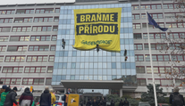 Aktivisté se vrhli na ministerstvo životního prostředí. Zasahuje policie