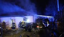 Auto po nárazu do zdi vzplálo, řidiče zachránili obyvatelé domu. I ten hořel