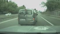 Muž si šel pro balík a ukradli mu dodávku. Zloděje po honičce dopadli policisté