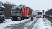 Dopravní kolaps kvůli sněhu: D8 blokovala hromadná nehoda, spoje nabíraly zpoždění