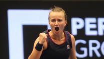 Krejčíková ustála dělový servis a zahraje si semifinále, Kvitová s Martincovou končí
