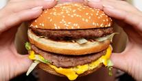 VIDEO: Žena si 20 let šetřila burger a hranolky. Ukázala, jak teď vypadají