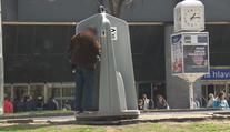 První co uvidí turisté v Praze? Před nádraží dali mobilní pisoáry