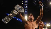 První UFC šampion se po letech vrací do klece. Zvládne znovu získat titul?