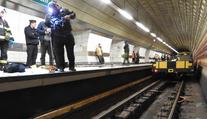 Údržbáře při práci na lince A srazilo metro. Skončil těžce zraněný