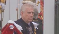 Princ Andrew se vzdá titulů a vyznamenání. Neustál nátlak médií a královské rodiny