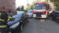 Při výjezdu hasičů jde o vteřiny, průjezd ale často blokují zaparkovaná auta