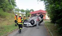 Špatně zabržděný Yeti ujel majiteli a skončil na střeše