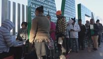 U americké hranice kempují tisíce migrantů. Dochází jim trpělivost