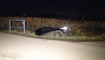 Řidič spadl s audinou do příkopu, dýchnout policistům odmítl