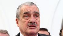 Schwarzenberg zvažuje konec v čele TOP 09. Zrazuje ho sluch 