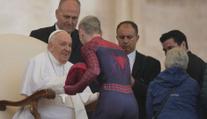 Místo záchrany světa jel navštívit Vatikán. Spiderman políbil papežovi ruku