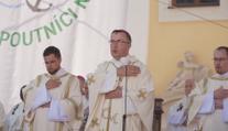 Desetitisíce lidí zamířily na Velehrad. Přišli věřící i stovky stánkařů