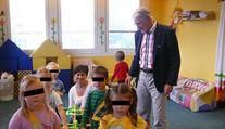 Konec vodítek ve školkách! Jsou nebezpečná, říká ministr Chládek
