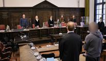 VIDEO: Obžalovaný se během přelíčení vrhl na soudkyni, dokázal přeskočit dva stoly