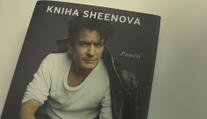 Charlie Sheen má za sebou bouřlivý život. Ve své autobiografii jde až na dřeň