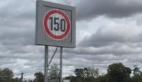 Na dálnici D3 se už může jezdit 150 km/h. Řidiči si to po ní ale ženou i 220