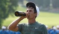 Malér elitního golfisty! V letadle obtěžoval ženu, močil do uličky