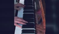 Za zvuku sirén. Ukrajinský pianista ve Lvově vyjadřuje odpor k invazi