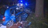 Osobní auto vlétlo do stromu, dva lidé na místě zemřeli