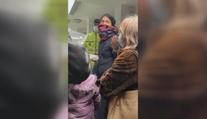 Úředníci nechali žadatele mrznout venku. Nakonec je vyhnala policie!