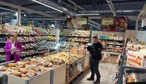 V supermarketu v Praze našli mezi rohlíky krabičku. Byly v ní stovky tisíc korun