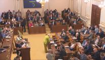 Poslanci projednali zvýšení platů politiků i soudců. Schválili i odklad digitalizace