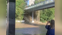 VIDEO: Pražský Kačerov se změnil v aquapark. Z mostu tryská voda, zaplavila silnici