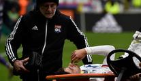 Fotbalista Lyonu omdlel během zápasu, fanoušci jen zděšeně koukali