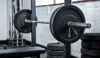 Na Bali zemřel známý fitness influencer. Činka s 210 kily mu zlomila krk