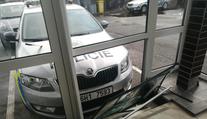Muž si to rozdal s policejním autem na nože! Zběsile ho bodal