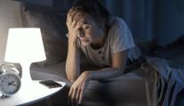 Neurologové varují před běžným zvykem před spaním. Hrozí vážné poškození mozku